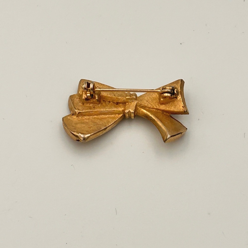 Vintage Gold Tone Bow Brooch Small Ribbon Lapel Pin Textured Finish Accessory - Picture 5 of 8
